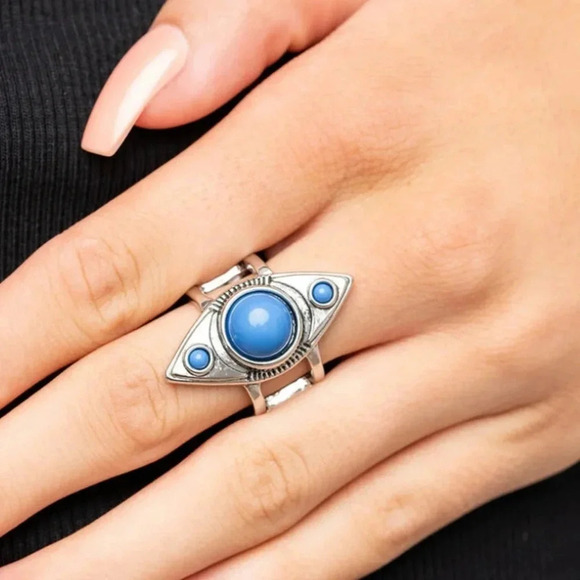 Paparazzi Jewelry - Pivoting Point Blue Ring - Picture 1 of 3